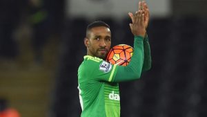 kelly kriteri - jermain defoe elinde top ile alkış tutuyor
