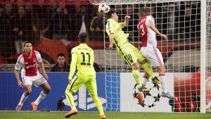 martingale sistemi - messi ajax maçında kafa vuruyor