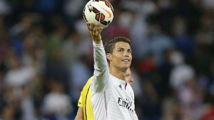 sıralı sayı sistemi - cristiano ronaldo elinde futbol topu ile